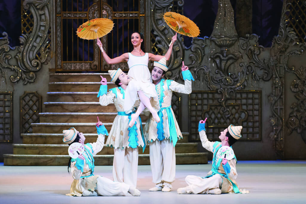 Francesca Hayward as Clara with Artists of The Royal Ballet in The Nutcracker В© ROH / Tristram Kenton 2013