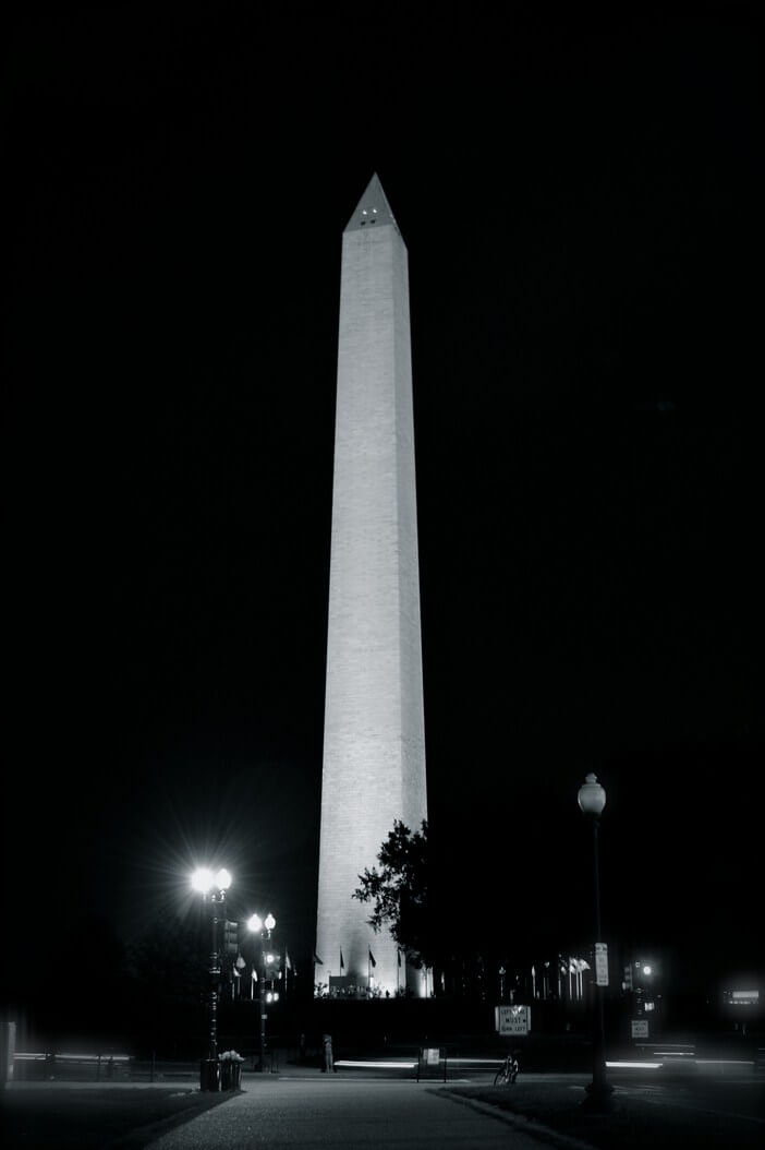 washington monument b&w