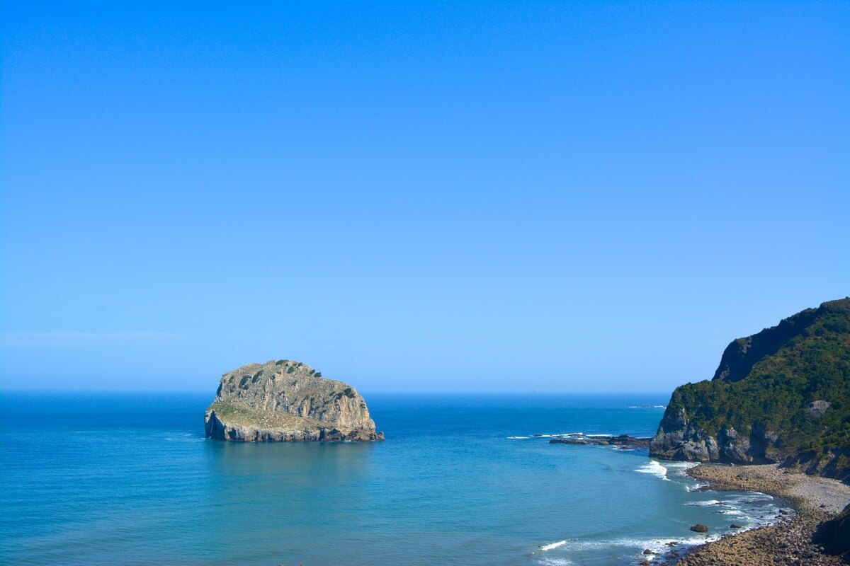 The coast, near San Juan de Gaztelugatxe, Basque Country, Spain | nycexpeditionist.com
